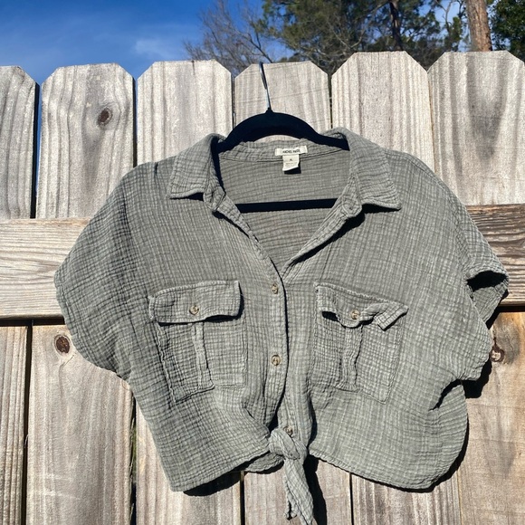 Rachel Paige Green Button-Up Crop Top - Picture 1 of 7